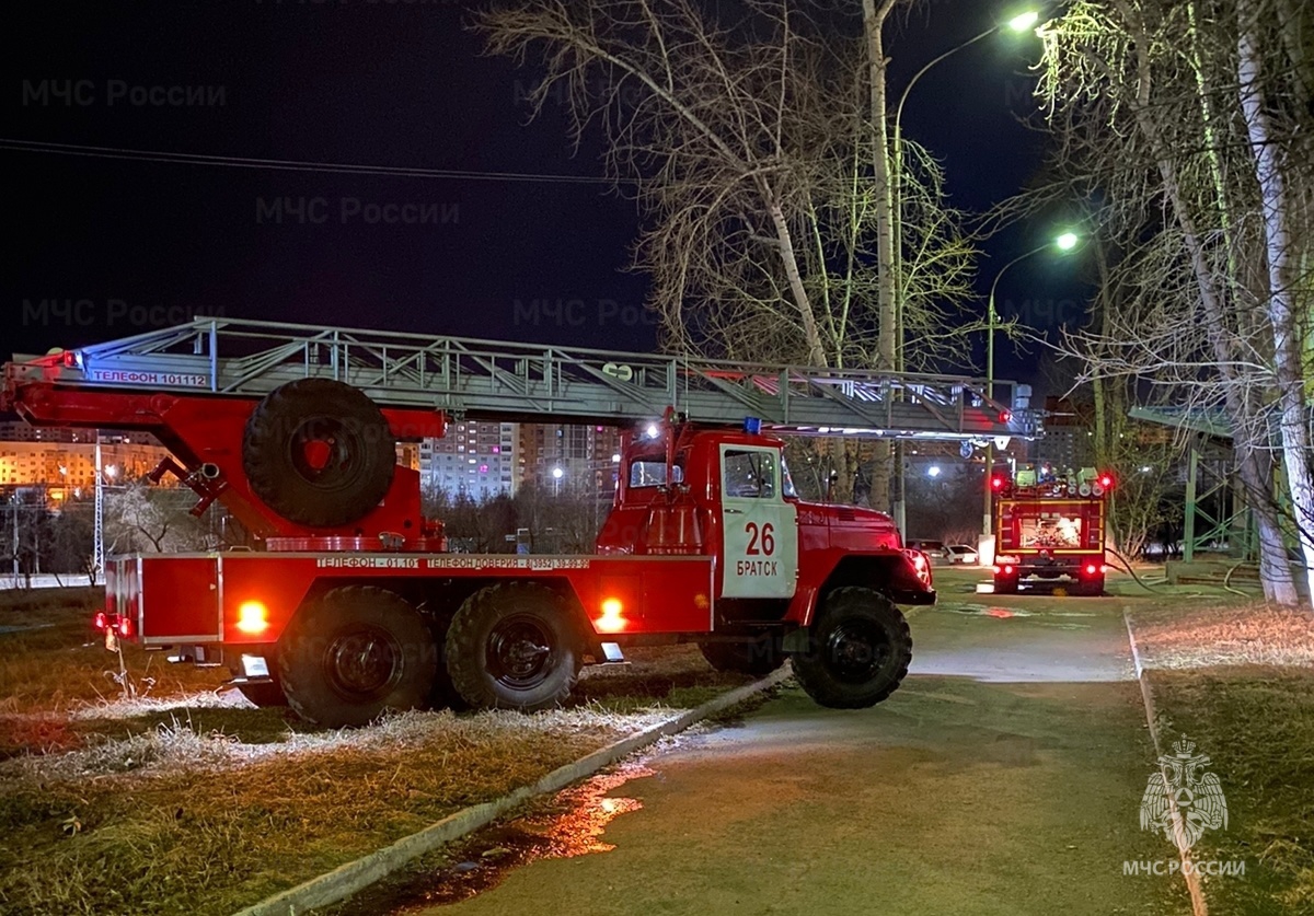 В Братске из-за пожара в магазине ночью пришлось эвакуироваться почти сотне  жителей дома - Наш Братск. Новости Братска