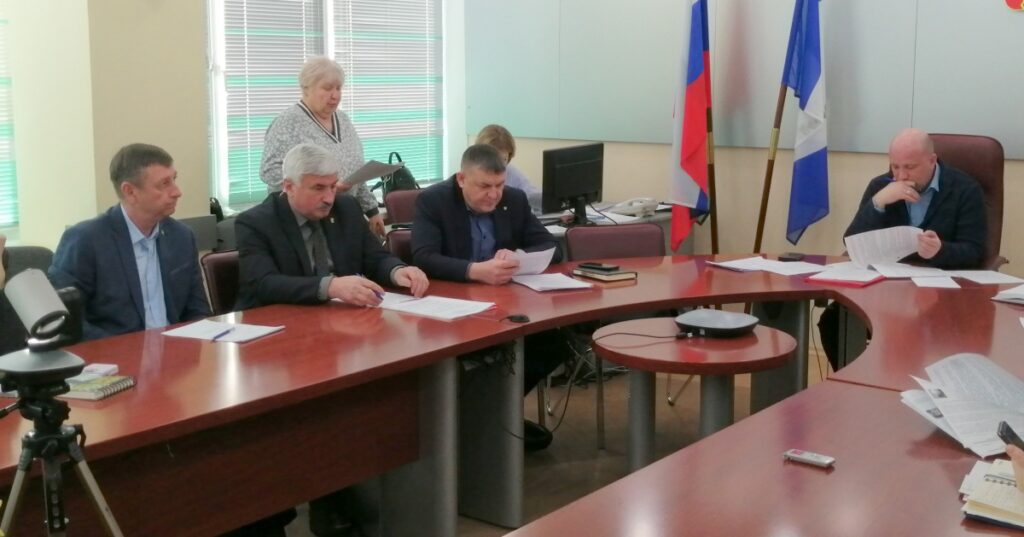 курящие школьники.