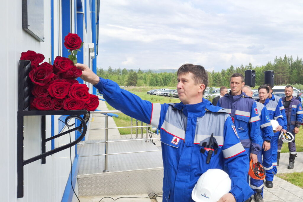 В память о сотруднике ООО «Транснефть – Восток» Артеме Никулине, погибшем при выполнении боевых задач в зоне СВО, на производственном объекте установлена мемориальная доска