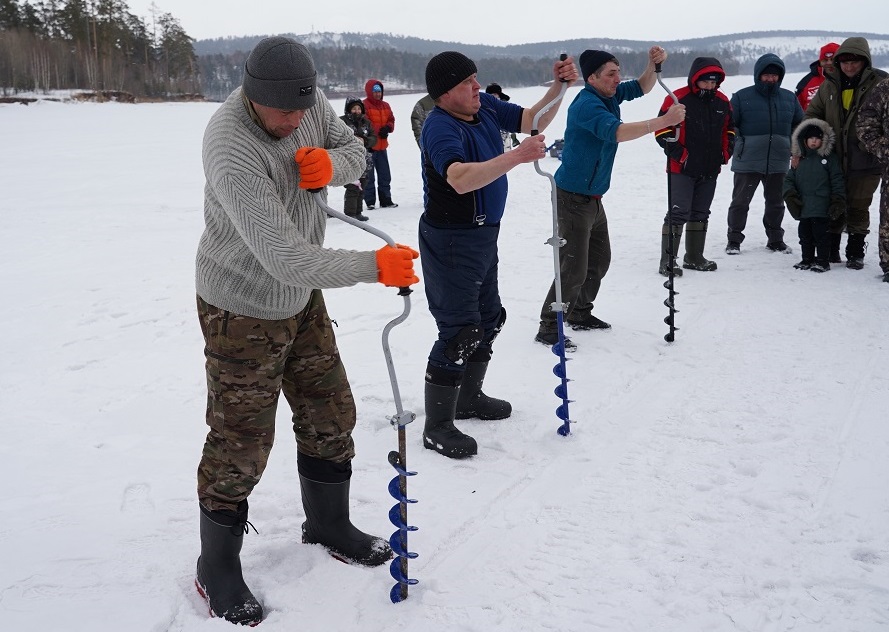 60 сотрудников БраЗа стали участниками подледной рыбалки к 60-летию завода