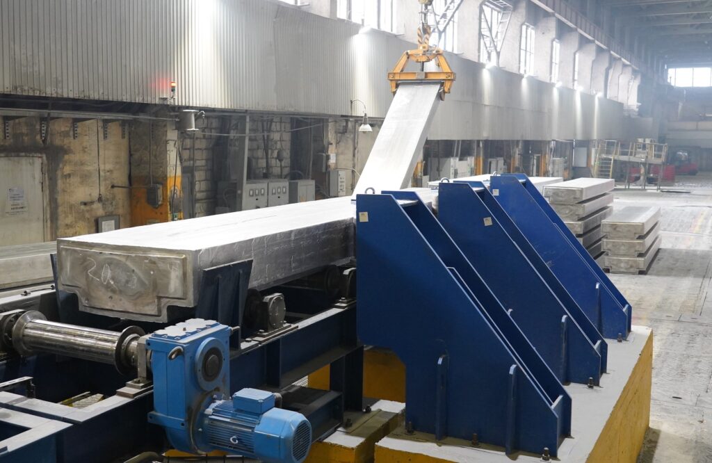 На БрАЗе смонтировали новую линию резки Т-образных слитков