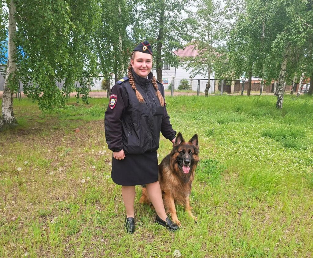 Идеальный сотрудник и верный друг:  полицейская собака в Братске отметила профессиональный праздник
